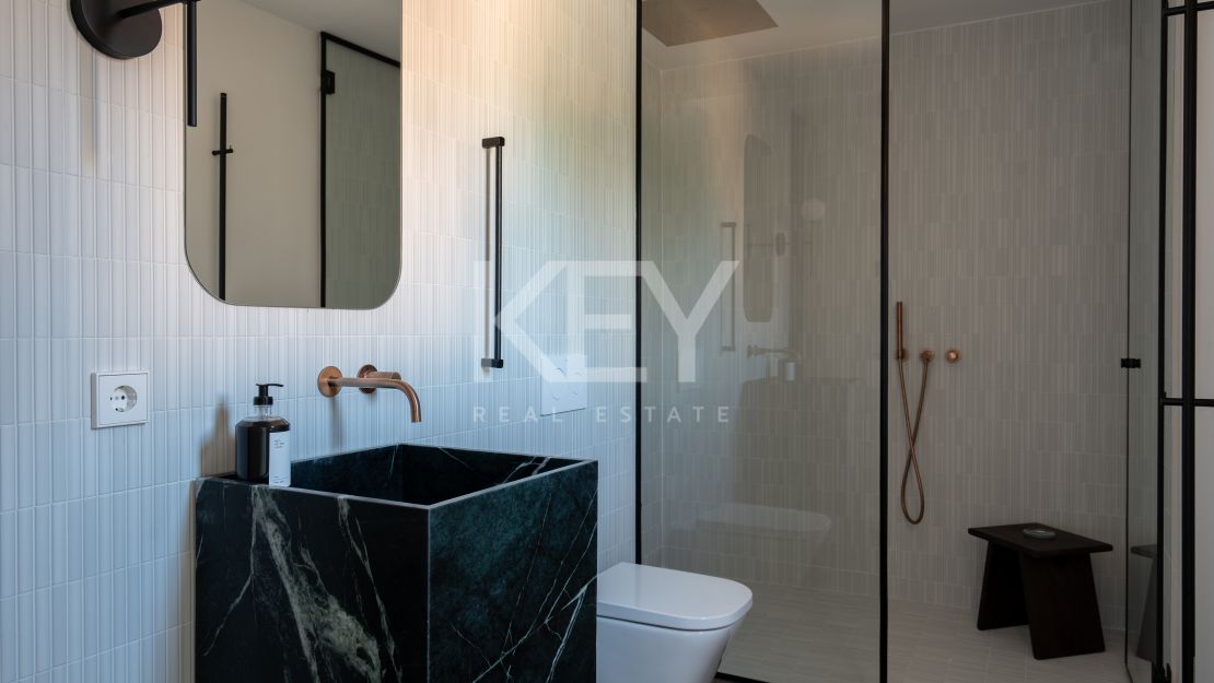 Sofisticado ático de cuatro dormitorios con vistas al mar y a la montaña en La Cerquilla, Nueva Andalucía