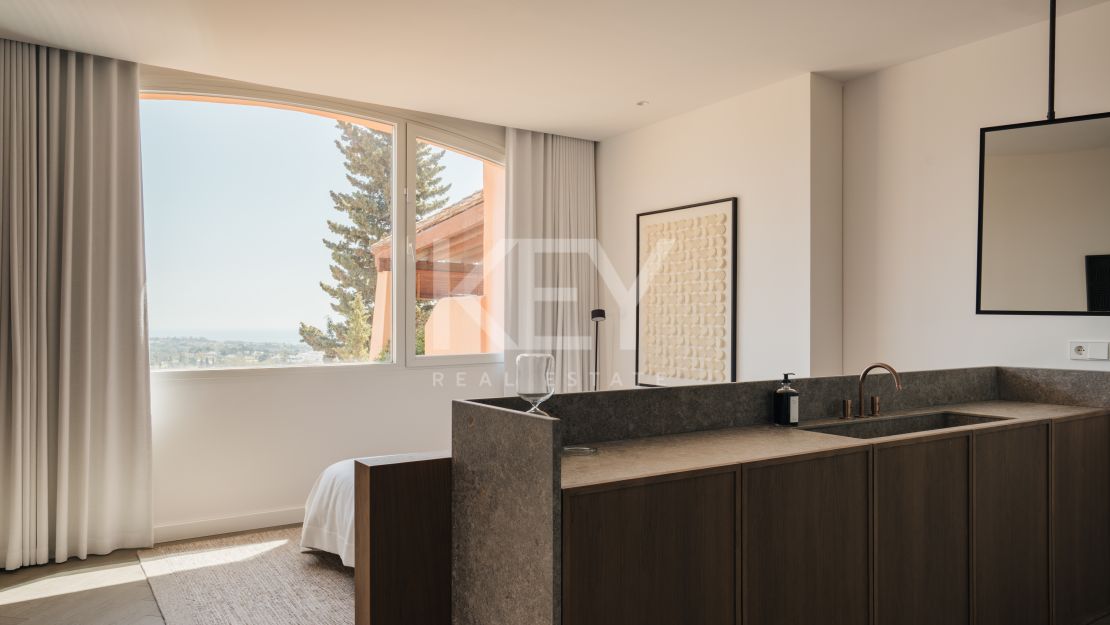 Sofisticado ático de cuatro dormitorios con vistas al mar y a la montaña en La Cerquilla, Nueva Andalucía