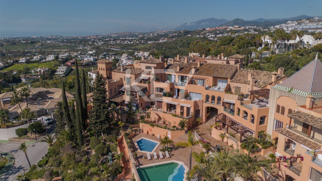 Sofisticado ático de cuatro dormitorios con vistas al mar y a la montaña en La Cerquilla, Nueva Andalucía