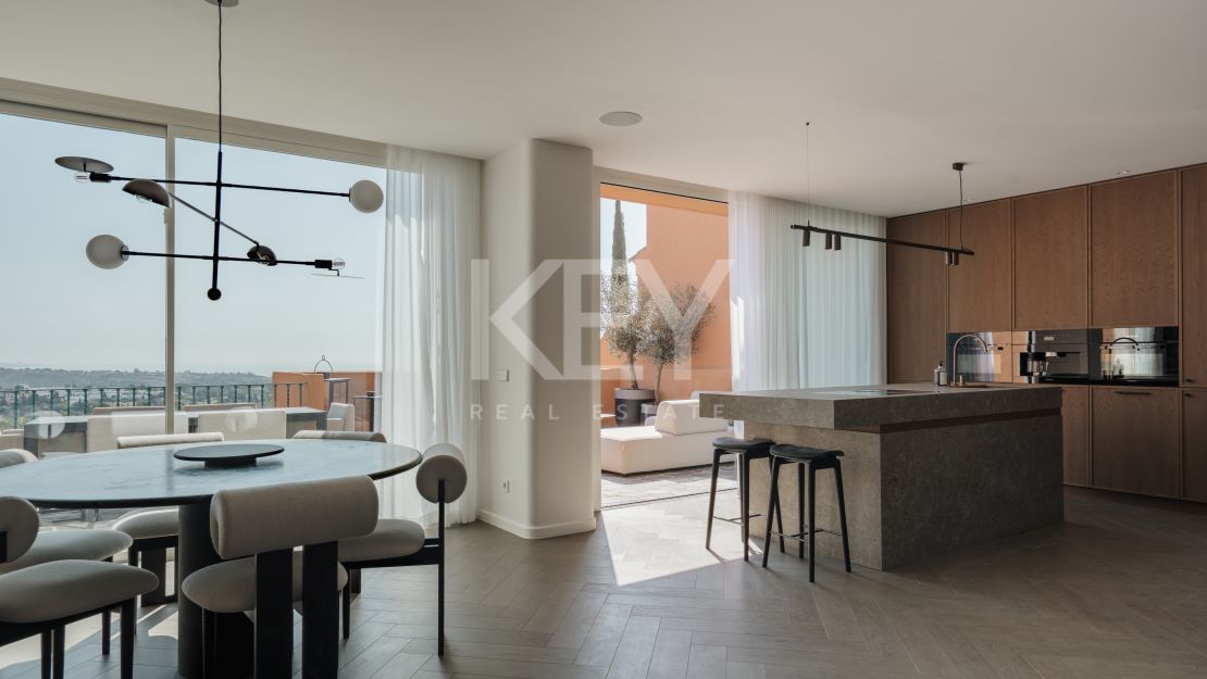 Sofisticado ático de cuatro dormitorios con vistas al mar y a la montaña en La Cerquilla, Nueva Andalucía