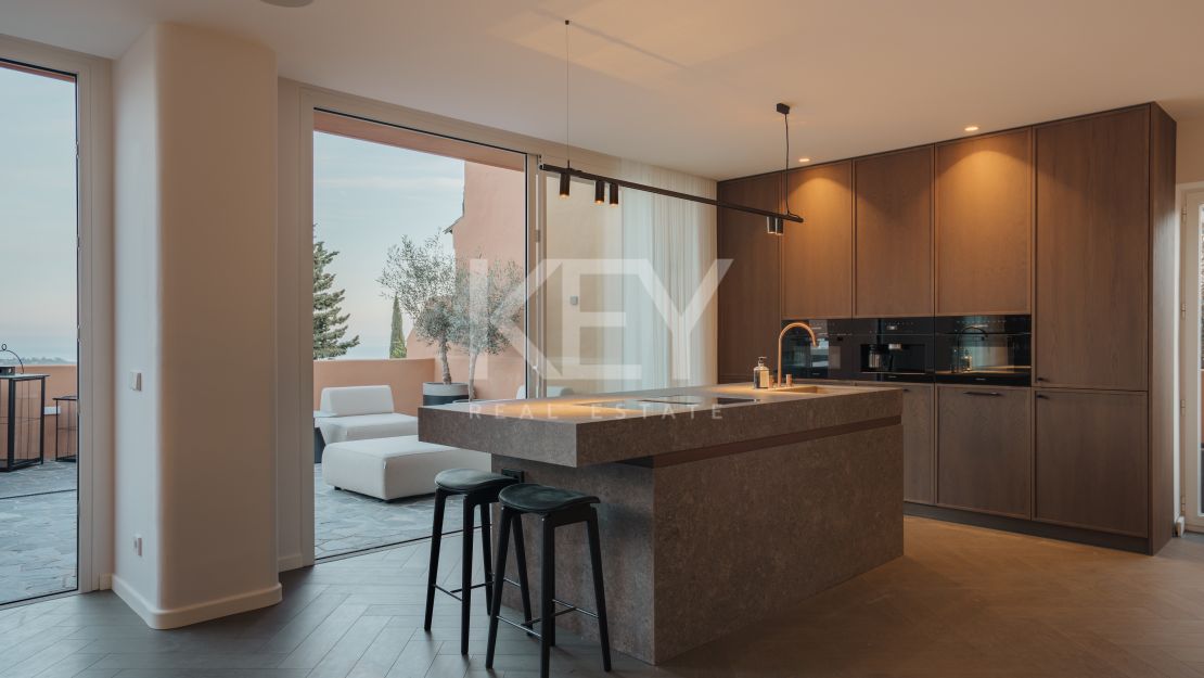 Sofisticado ático de cuatro dormitorios con vistas al mar y a la montaña en La Cerquilla, Nueva Andalucía