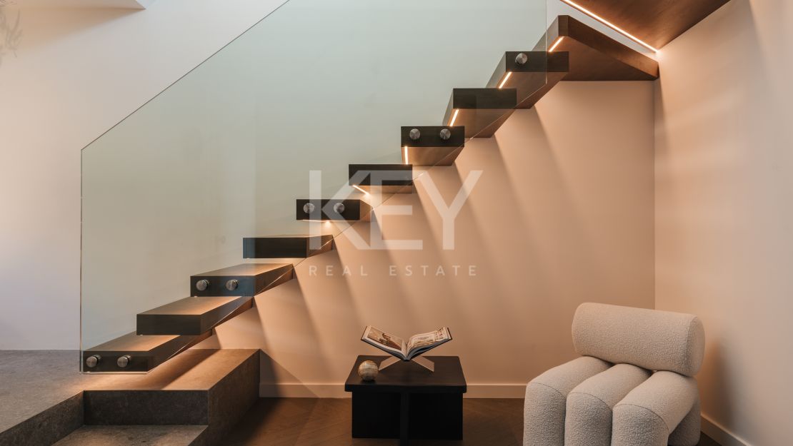 Sofisticado ático de cuatro dormitorios con vistas al mar y a la montaña en La Cerquilla, Nueva Andalucía