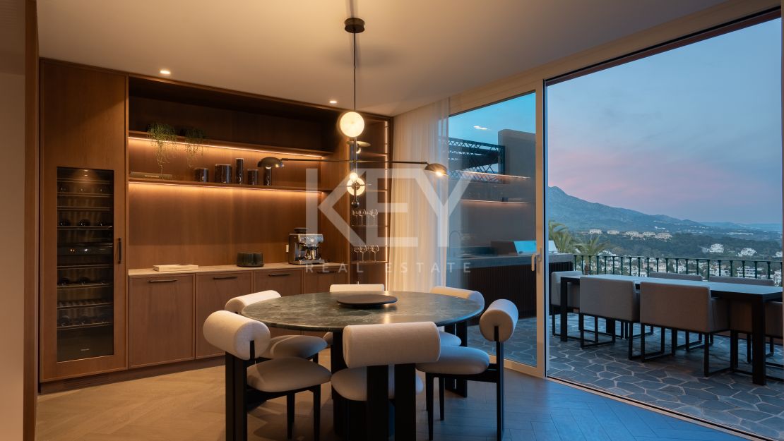 Sofisticado ático de cuatro dormitorios con vistas al mar y a la montaña en La Cerquilla, Nueva Andalucía