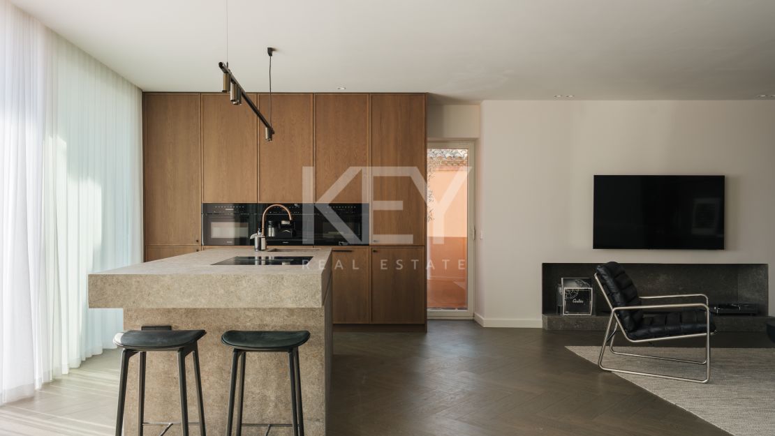 Sofisticado ático de cuatro dormitorios con vistas al mar y a la montaña en La Cerquilla, Nueva Andalucía