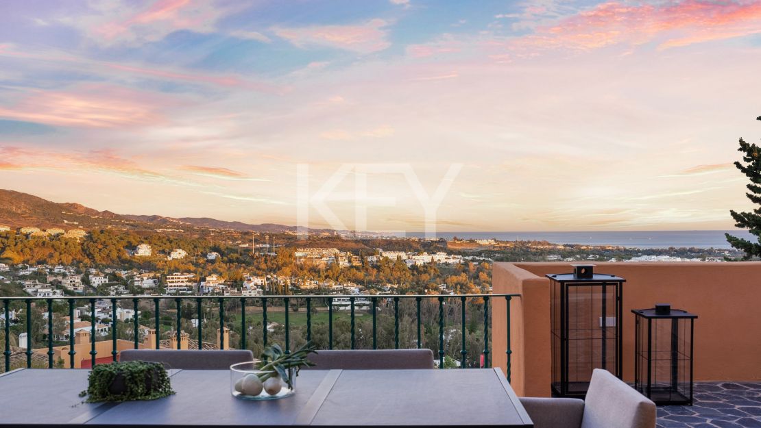 Sofisticado ático de cuatro dormitorios con vistas al mar y a la montaña en La Cerquilla, Nueva Andalucía
