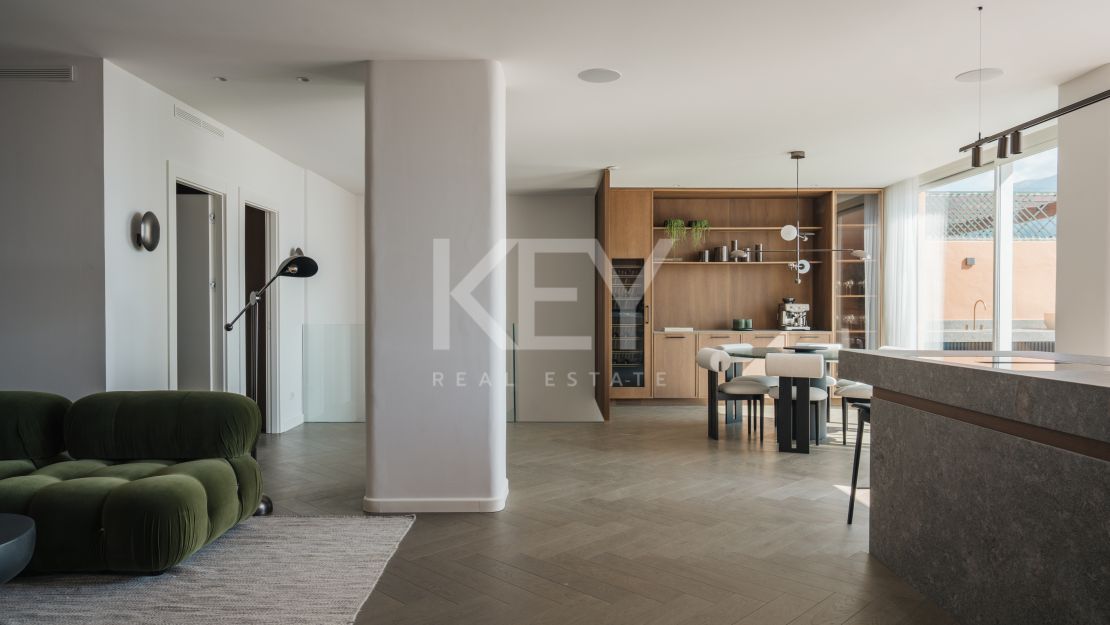 Sofisticado ático de cuatro dormitorios con vistas al mar y a la montaña en La Cerquilla, Nueva Andalucía