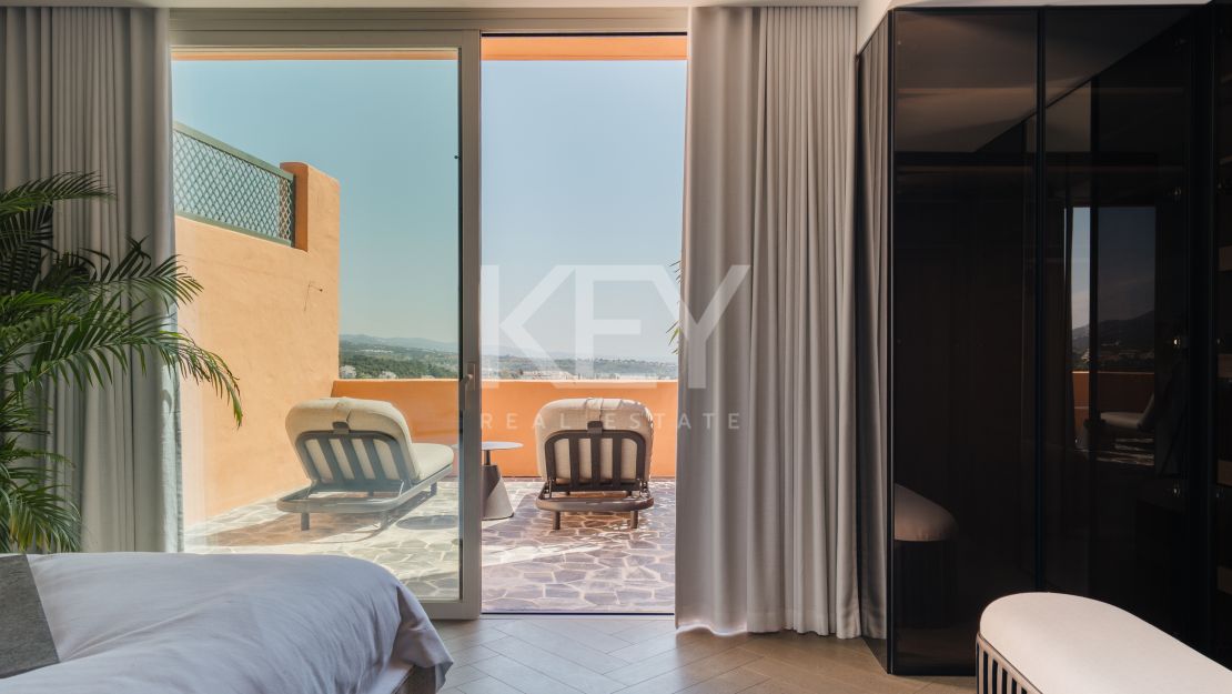 Sofisticado ático de cuatro dormitorios con vistas al mar y a la montaña en La Cerquilla, Nueva Andalucía