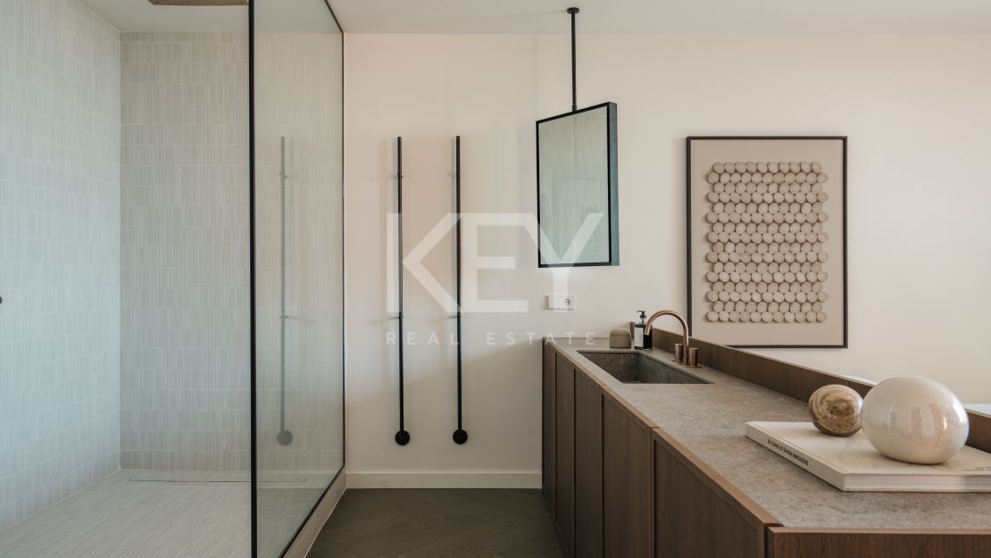 Sofisticado ático de cuatro dormitorios con vistas al mar y a la montaña en La Cerquilla, Nueva Andalucía