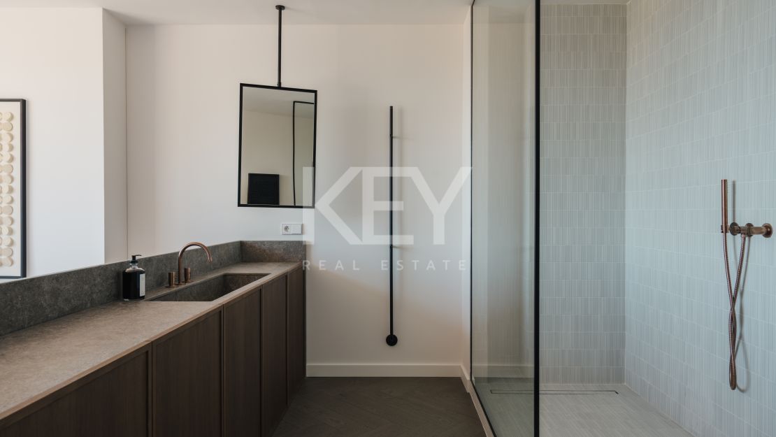 Sofisticado ático de cuatro dormitorios con vistas al mar y a la montaña en La Cerquilla, Nueva Andalucía