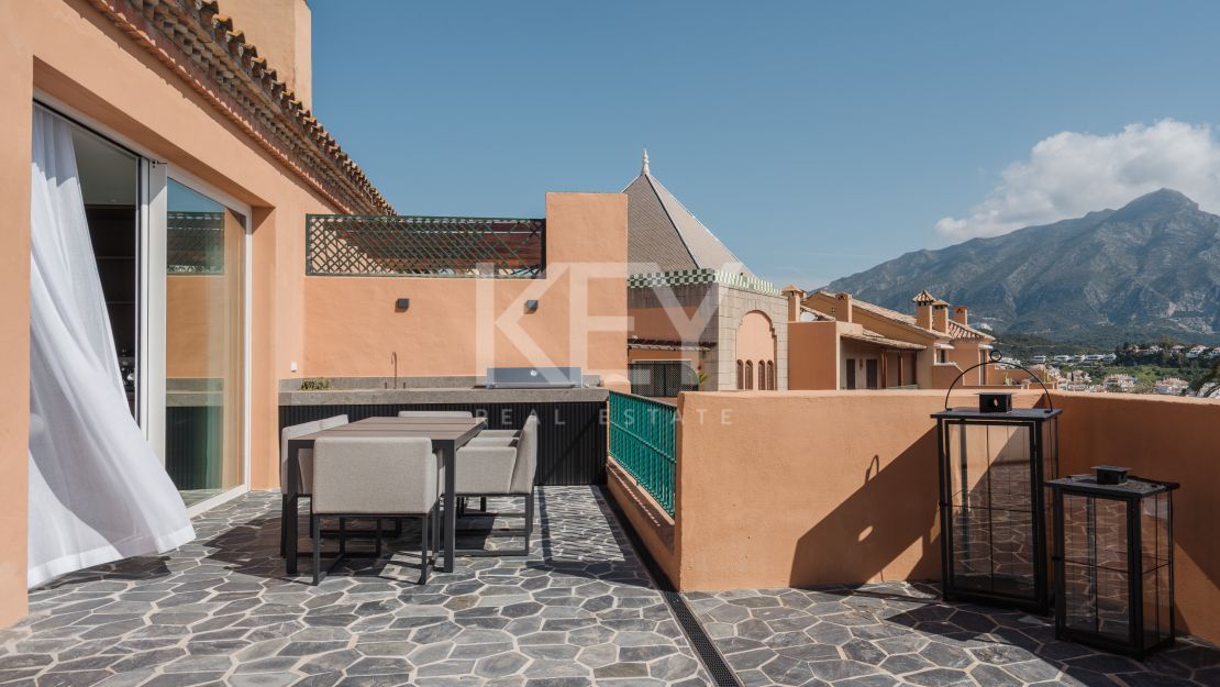 Sofisticado ático de cuatro dormitorios con vistas al mar y a la montaña en La Cerquilla, Nueva Andalucía