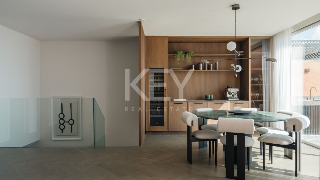 Sofisticado ático de cuatro dormitorios con vistas al mar y a la montaña en La Cerquilla, Nueva Andalucía