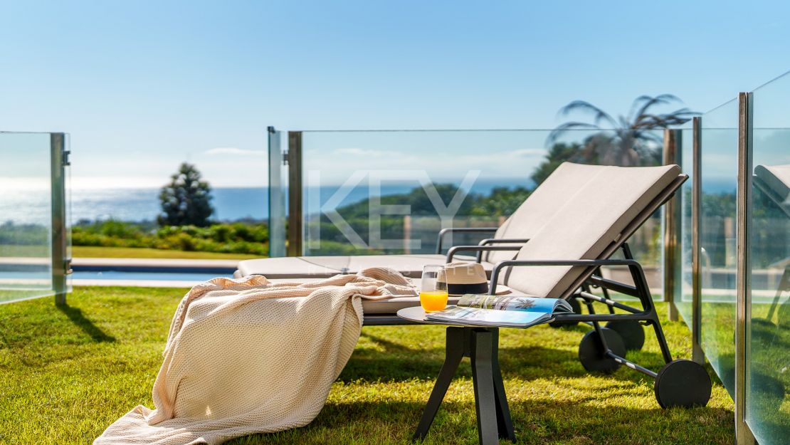 Современный таунхаус с панорамным видом на море в Сьерра-Бланка, Марбелья