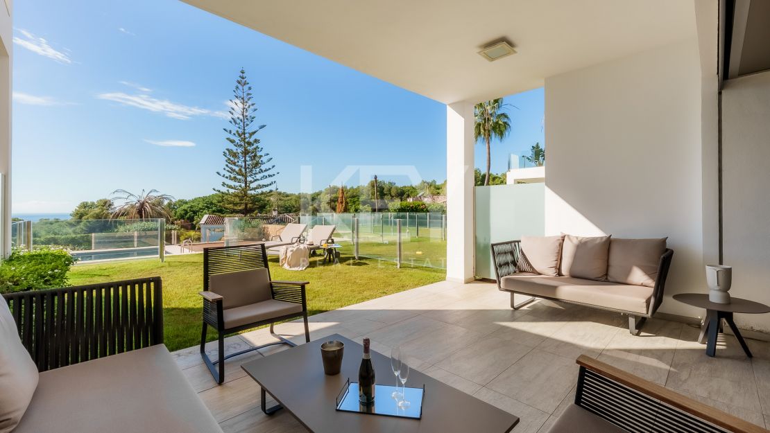 Современный таунхаус с панорамным видом на море в Сьерра-Бланка, Марбелья