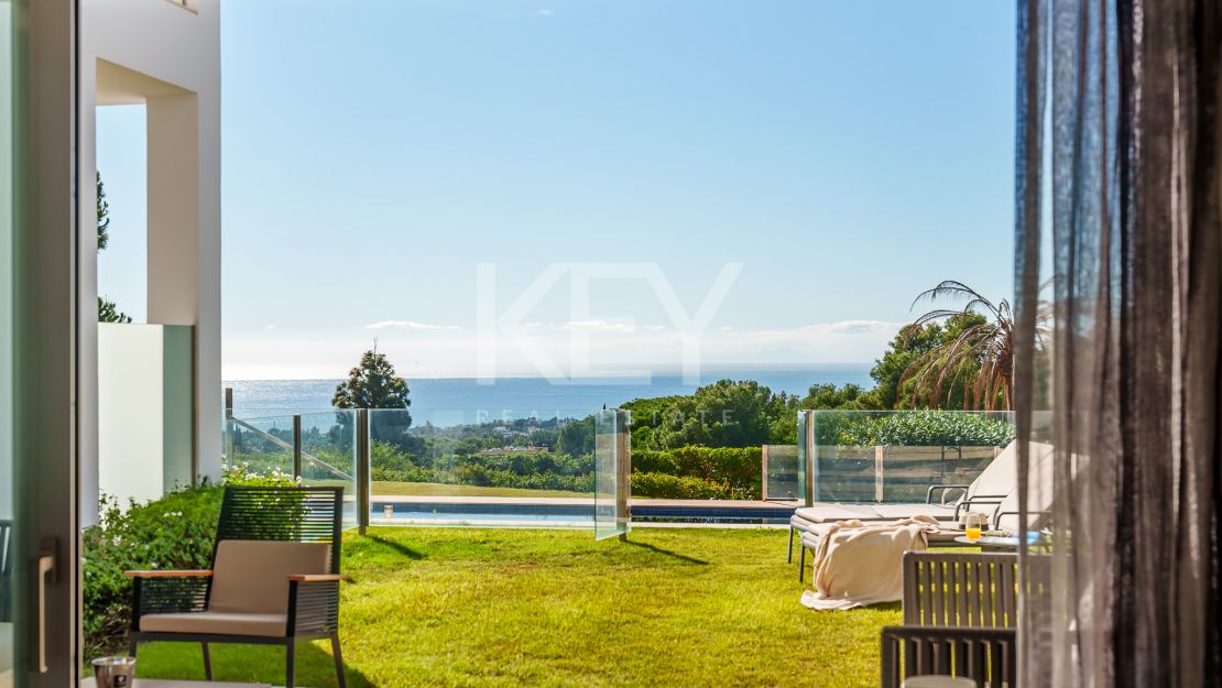 Современный таунхаус с панорамным видом на море в Сьерра-Бланка, Марбелья