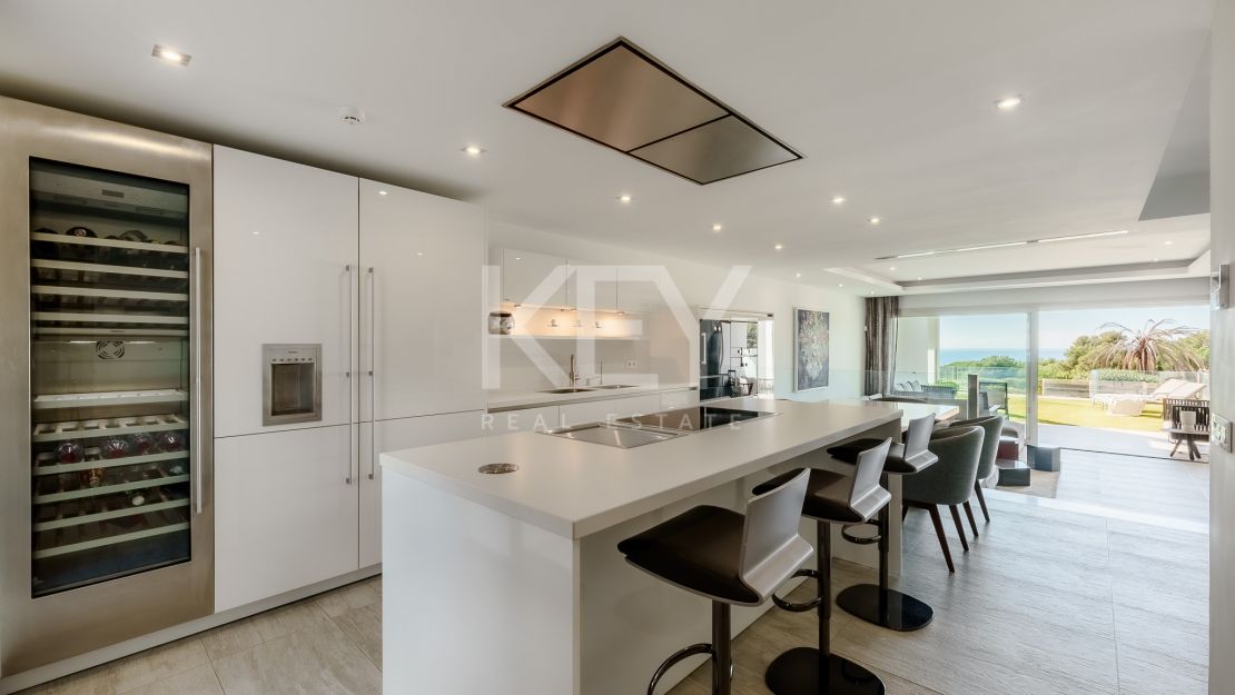 Современный таунхаус с панорамным видом на море в Сьерра-Бланка, Марбелья