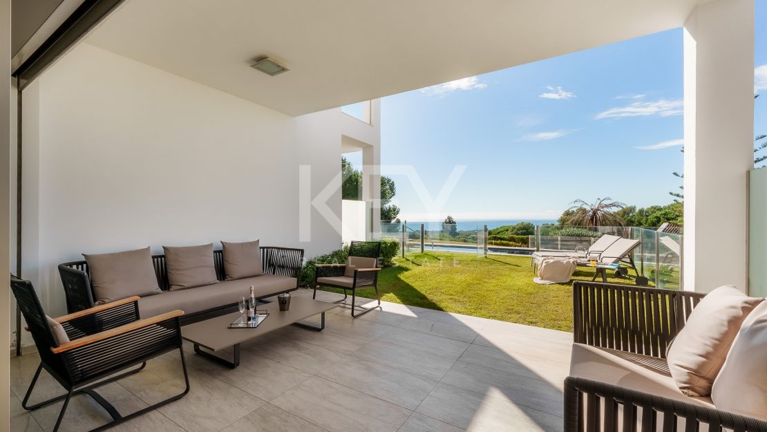 Современный таунхаус с панорамным видом на море в Сьерра-Бланка, Марбелья