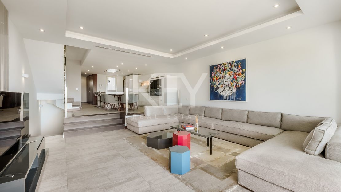 Современный таунхаус с панорамным видом на море в Сьерра-Бланка, Марбелья