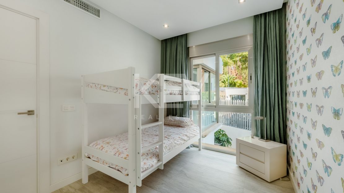 Современный таунхаус с панорамным видом на море в Сьерра-Бланка, Марбелья