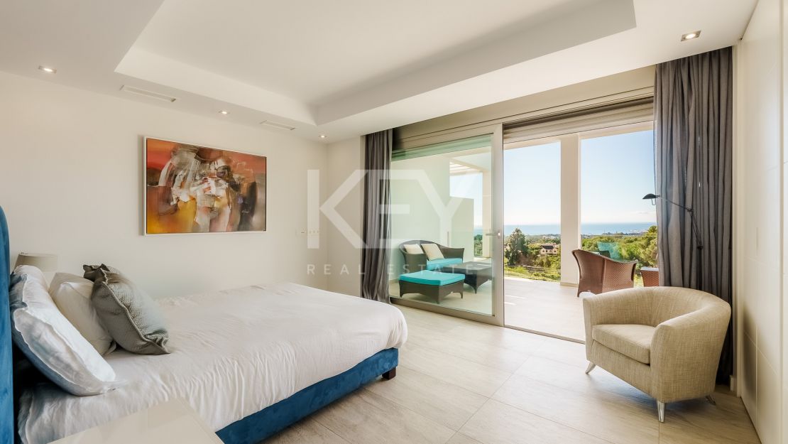 Современный таунхаус с панорамным видом на море в Сьерра-Бланка, Марбелья