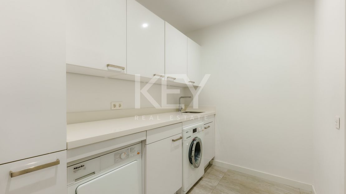 Современный таунхаус с панорамным видом на море в Сьерра-Бланка, Марбелья