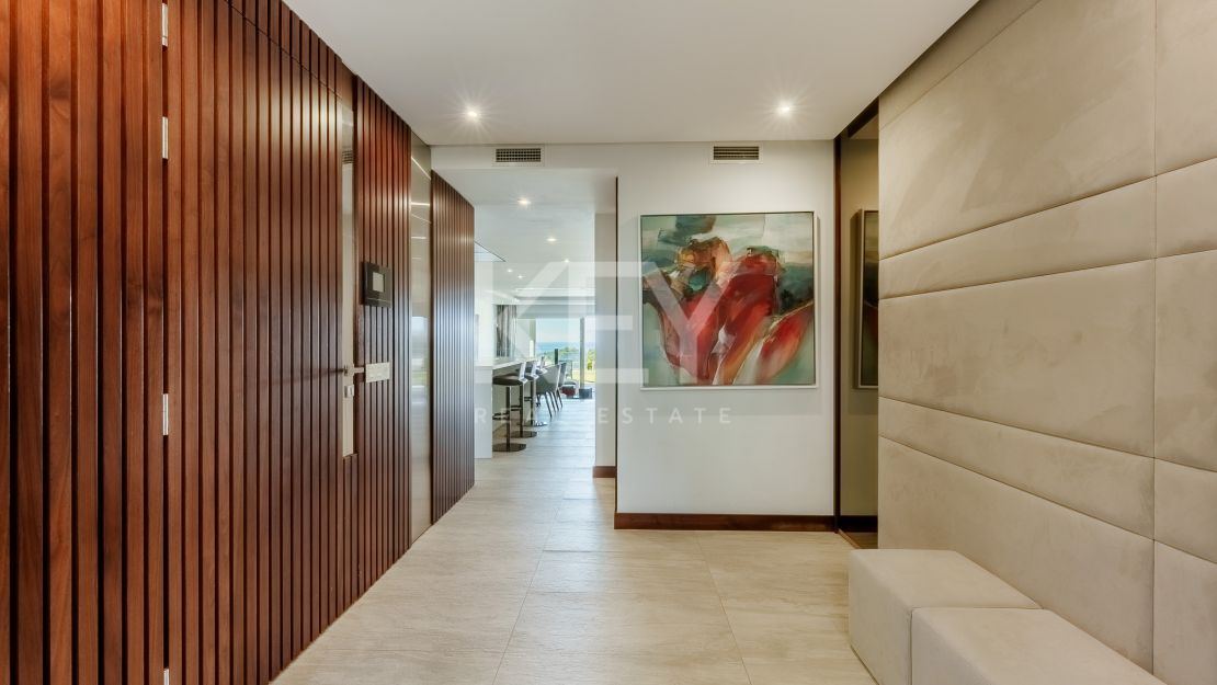 Современный таунхаус с панорамным видом на море в Сьерра-Бланка, Марбелья