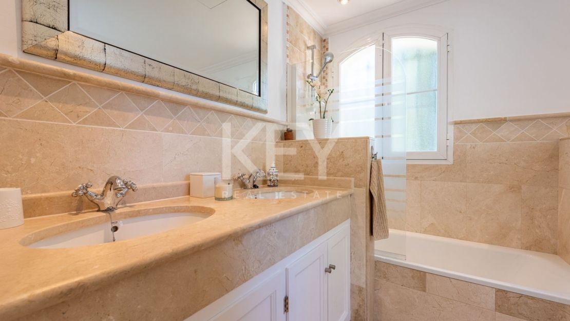 Elegant Andalusian Villa with sea views in Vega del Colorado, Benahavís