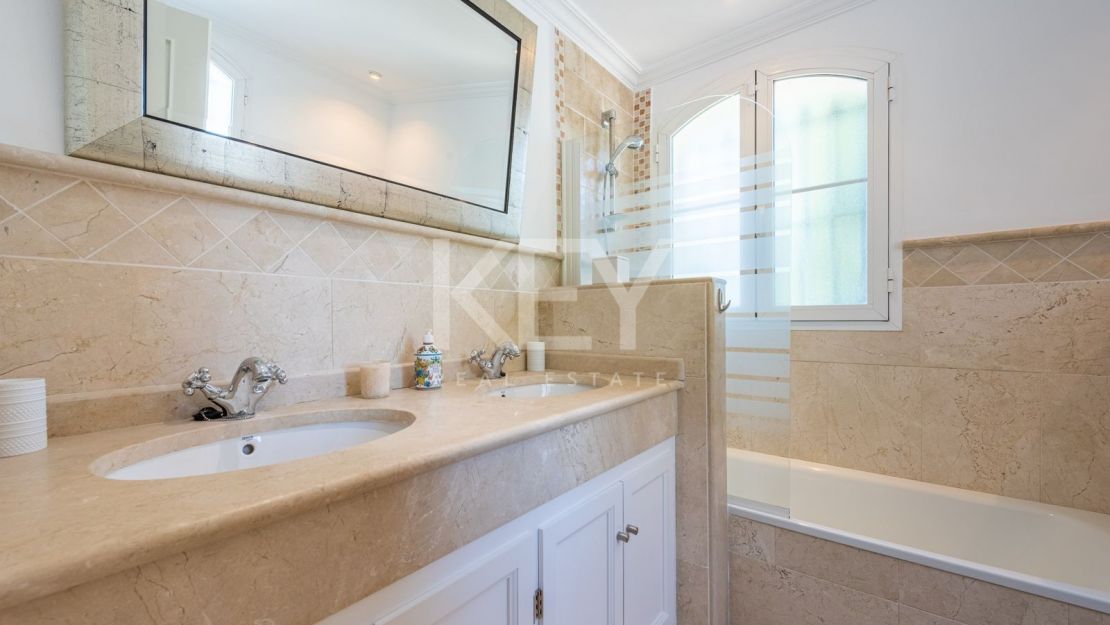 Elegant Andalusian Villa with sea views in Vega del Colorado, Benahavís