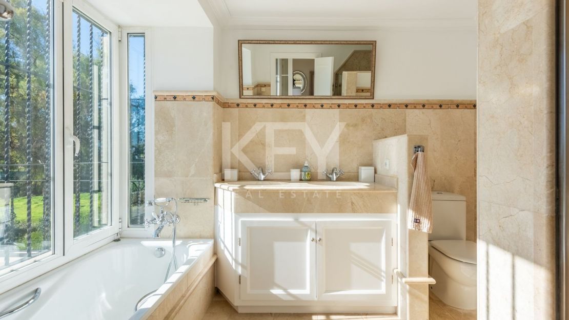 Elegant Andalusian Villa with sea views in Vega del Colorado, Benahavís