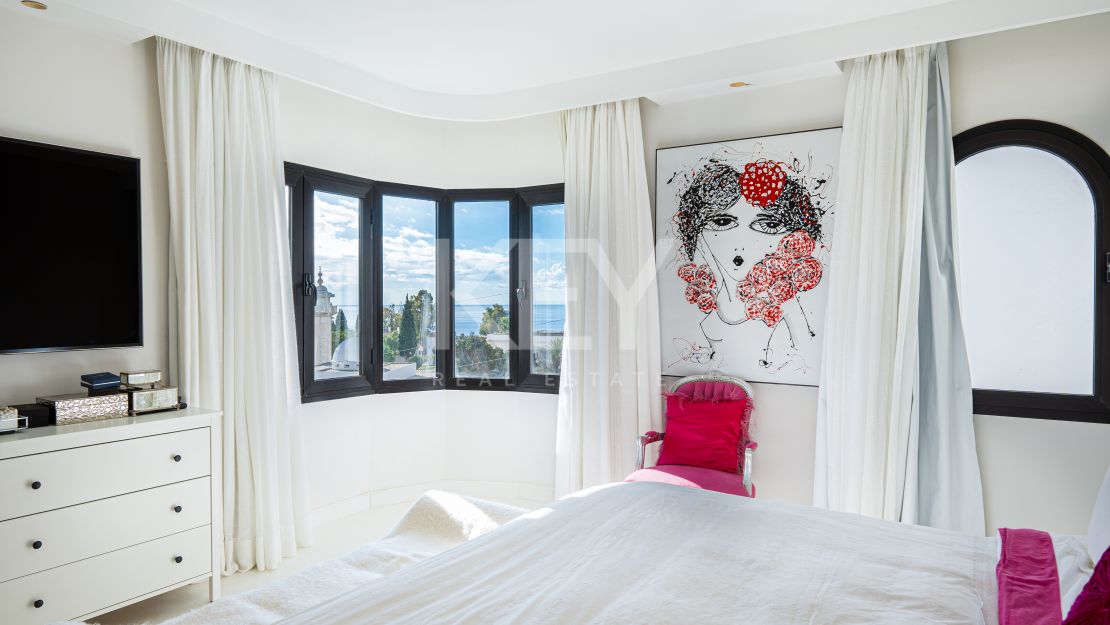 Elegant Penthouse with panoramic sea and mountain views in Marbella