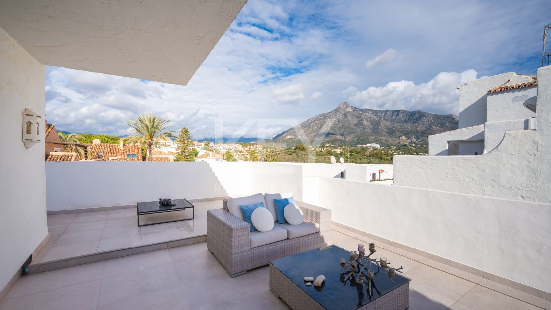 Elegant Penthouse with panoramic sea and mountain views in Marbella