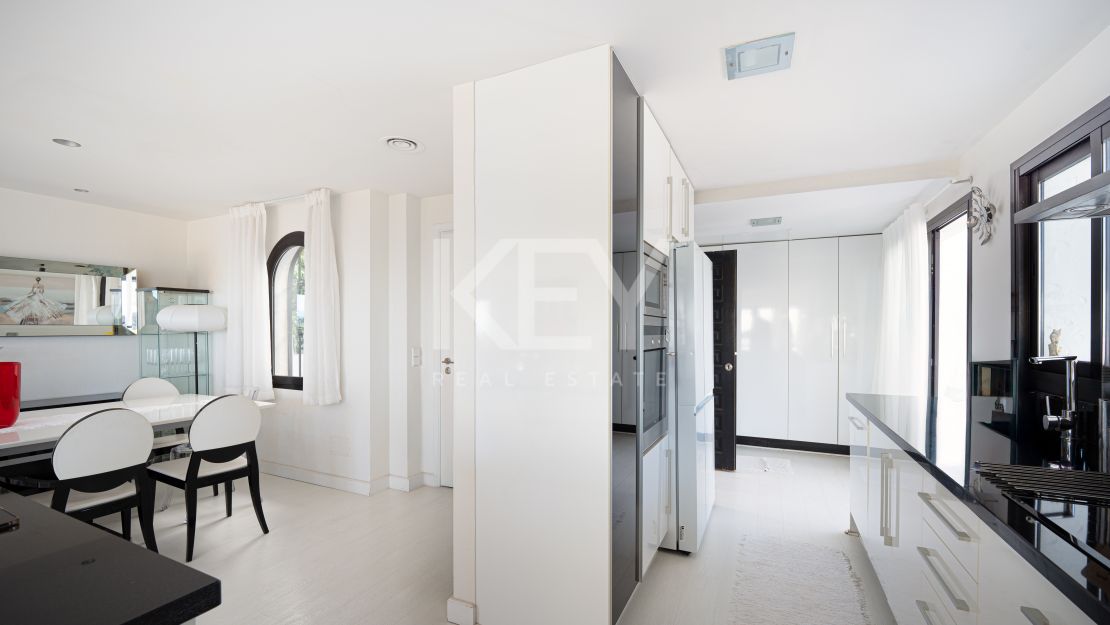 Elegant Penthouse with panoramic sea and mountain views in Marbella