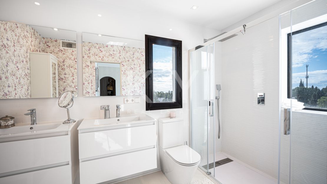 Elegant Penthouse with panoramic sea and mountain views in Marbella