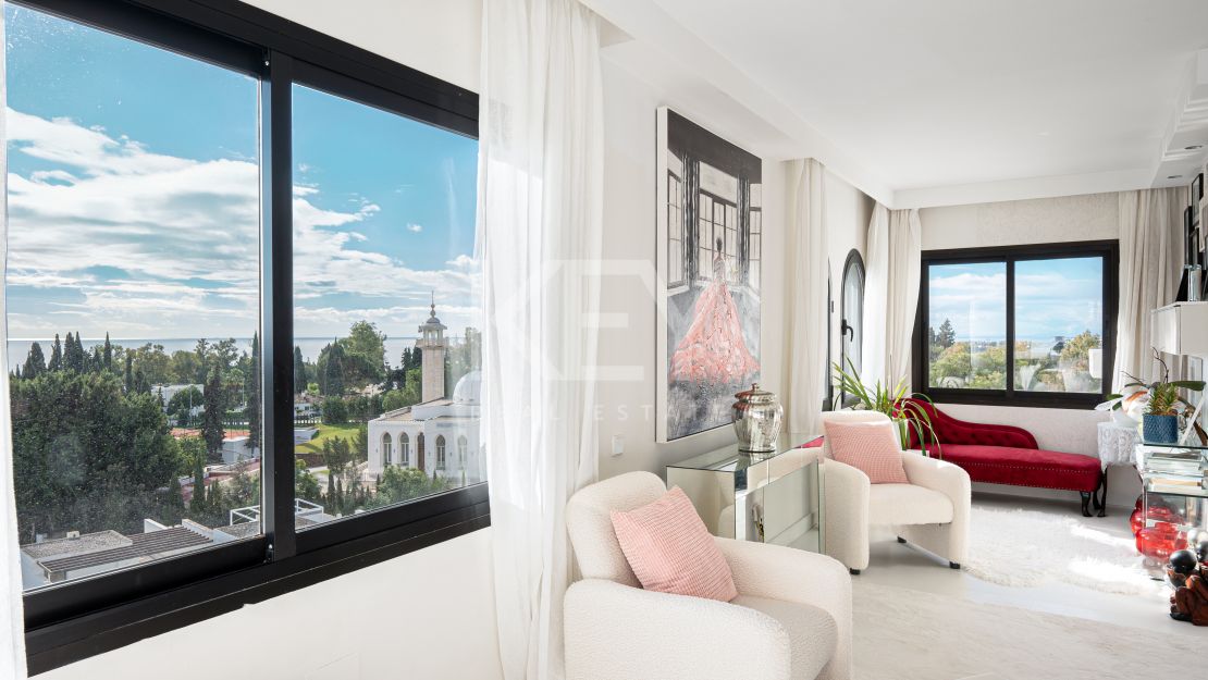 Elegant Penthouse with panoramic sea and mountain views in Marbella