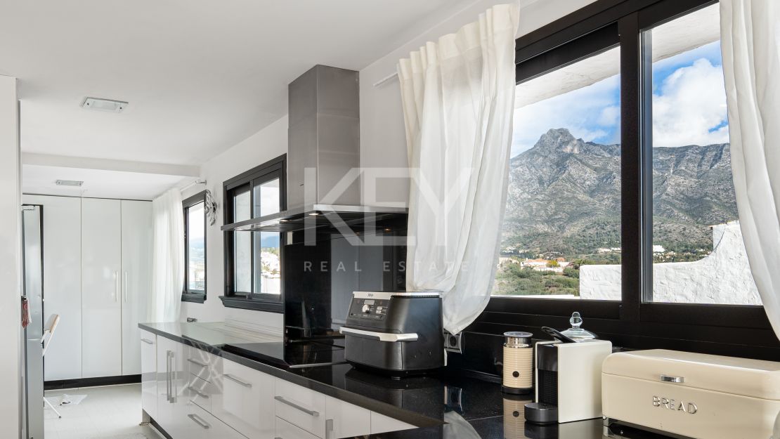 Elegant Penthouse with panoramic sea and mountain views in Marbella