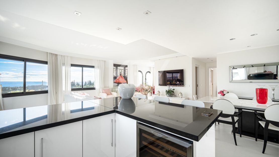Elegant Penthouse with panoramic sea and mountain views in Marbella
