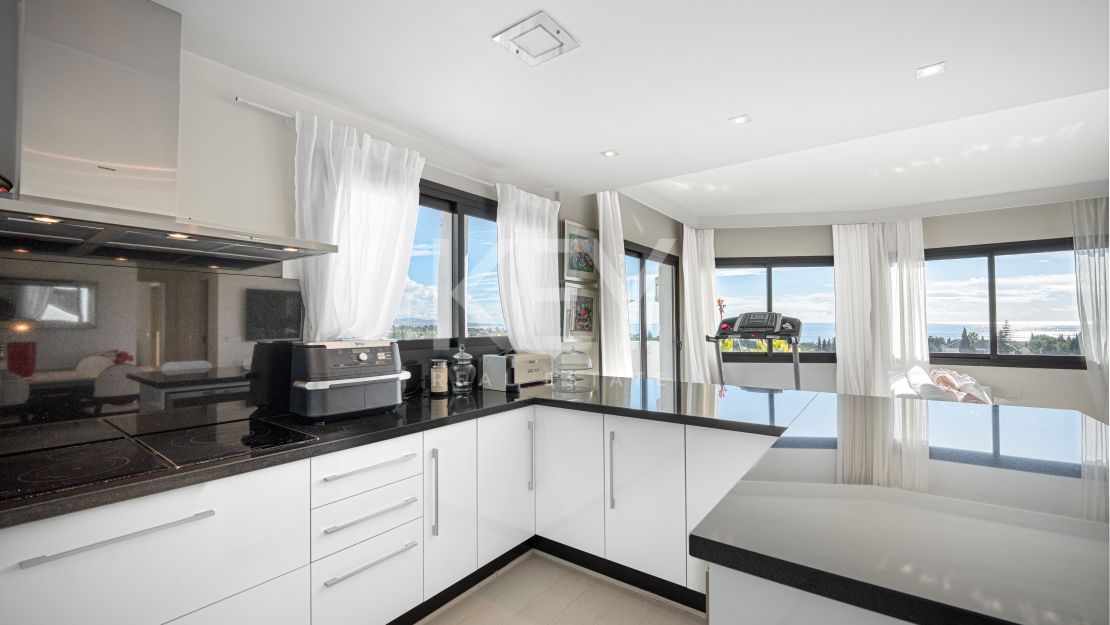Elegant Penthouse with panoramic sea and mountain views in Marbella