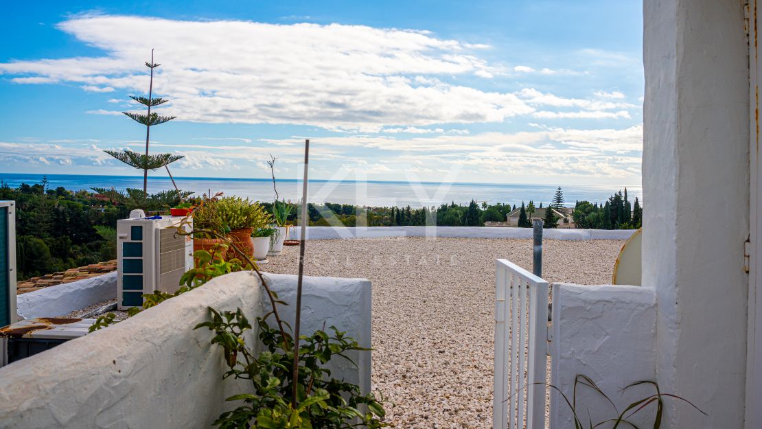 Elegant Penthouse with panoramic sea and mountain views in Marbella