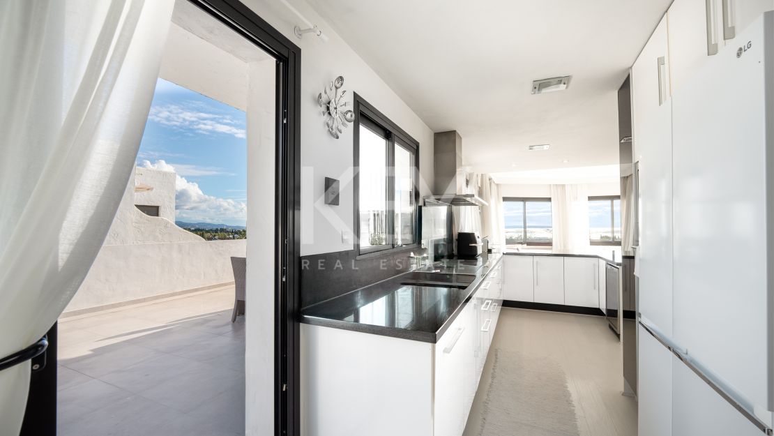 Elegant Penthouse with panoramic sea and mountain views in Marbella