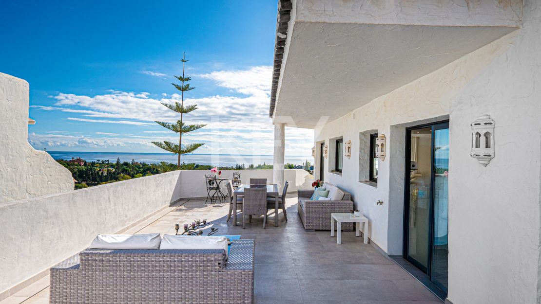 Elegant Penthouse with panoramic sea and mountain views in Marbella