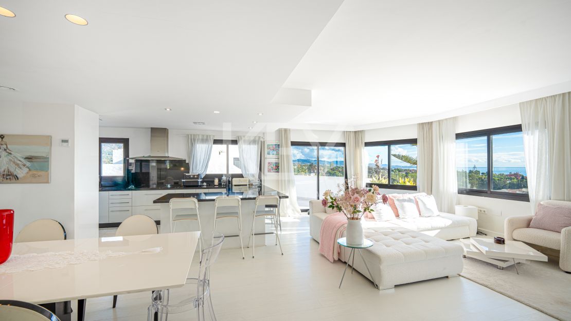Elegant Penthouse with panoramic sea and mountain views in Marbella