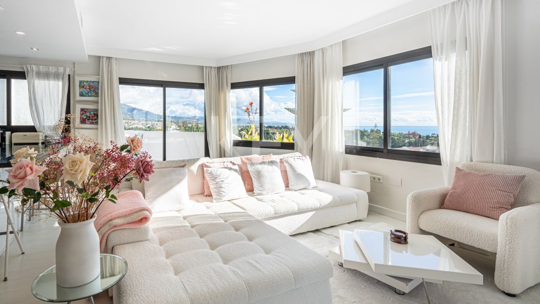 Elegant Penthouse with panoramic sea and mountain views in Marbella