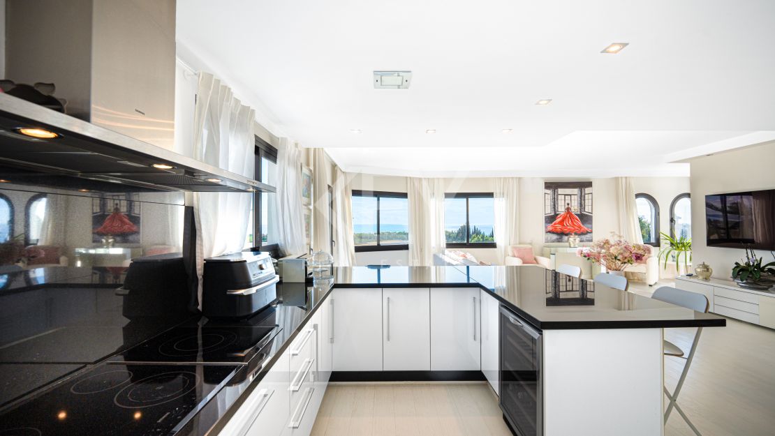 Elegant Penthouse with panoramic sea and mountain views in Marbella