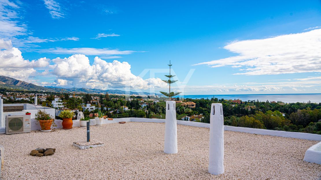Elegant Penthouse with panoramic sea and mountain views in Marbella