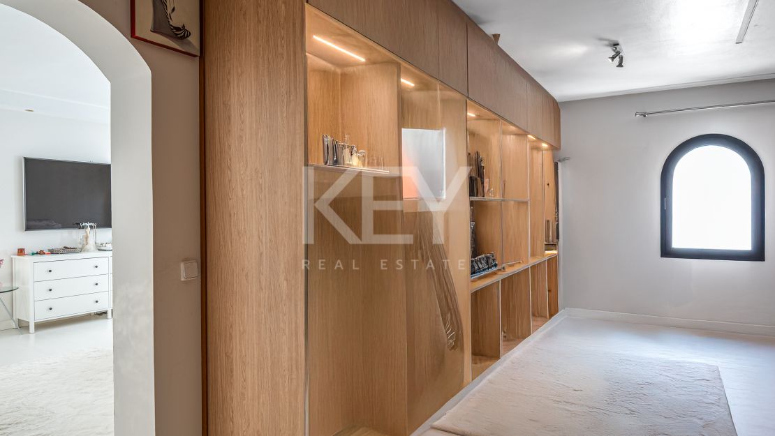 Elegant Penthouse with panoramic sea and mountain views in Marbella