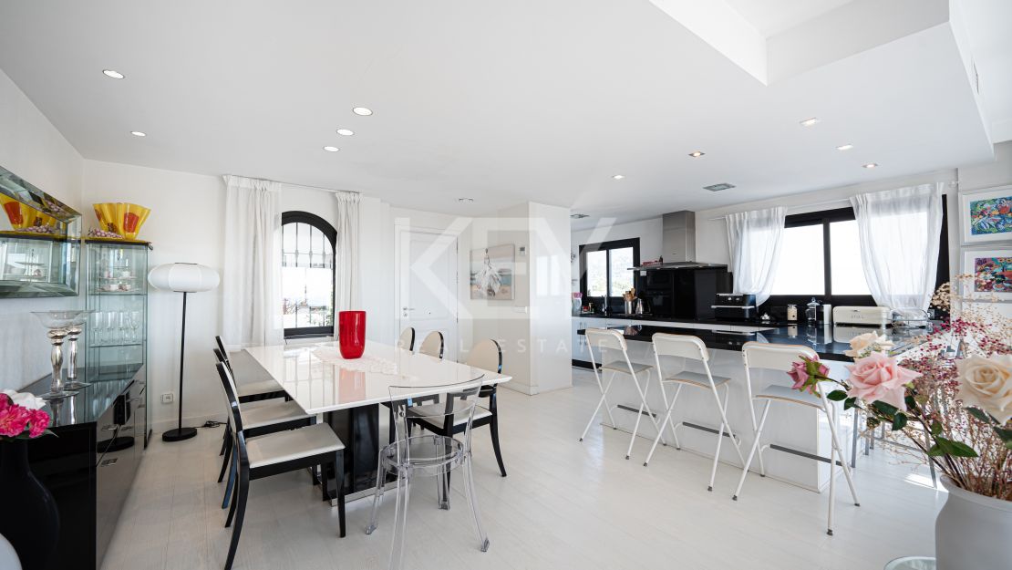 Elegant Penthouse with panoramic sea and mountain views in Marbella