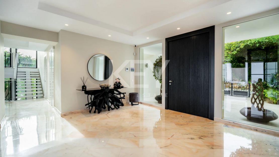 Классическая роскошная вилла с панорамным видом на море в Сьерра-Бланка, Марбелья