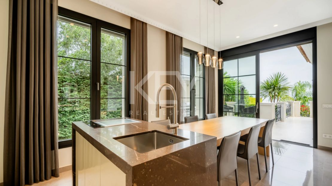 Классическая роскошная вилла с панорамным видом на море в Сьерра-Бланка, Марбелья