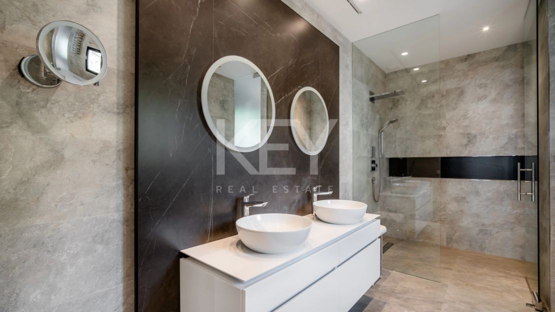 Классическая роскошная вилла с панорамным видом на море в Сьерра-Бланка, Марбелья