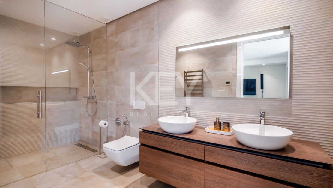 Классическая роскошная вилла с панорамным видом на море в Сьерра-Бланка, Марбелья