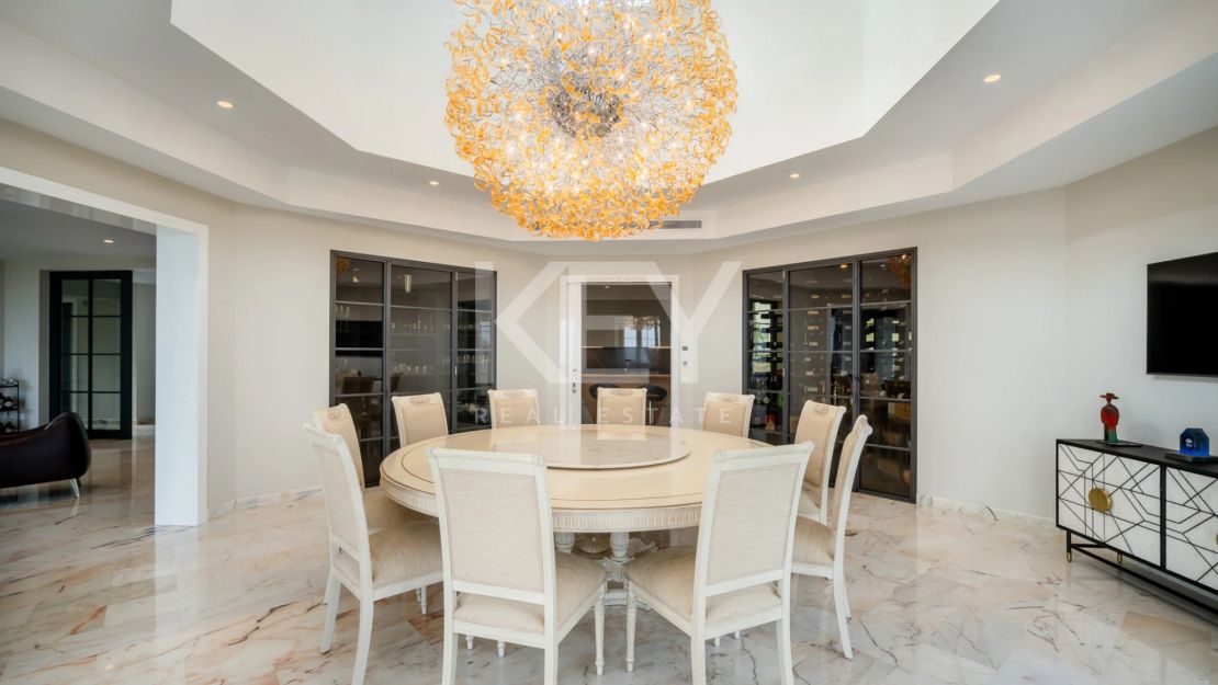 Классическая роскошная вилла с панорамным видом на море в Сьерра-Бланка, Марбелья